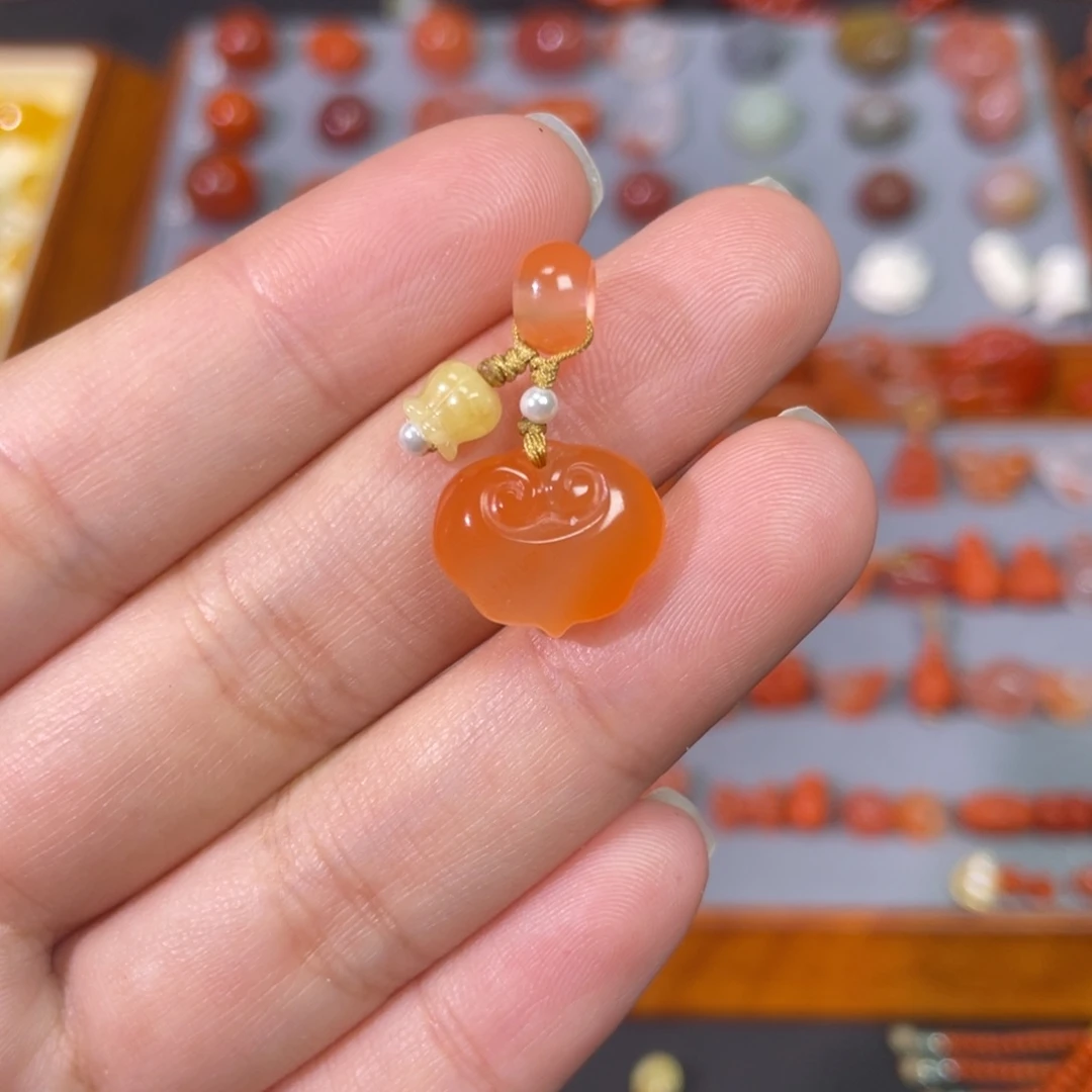 南红玛瑙未镶嵌如意锁铃兰花