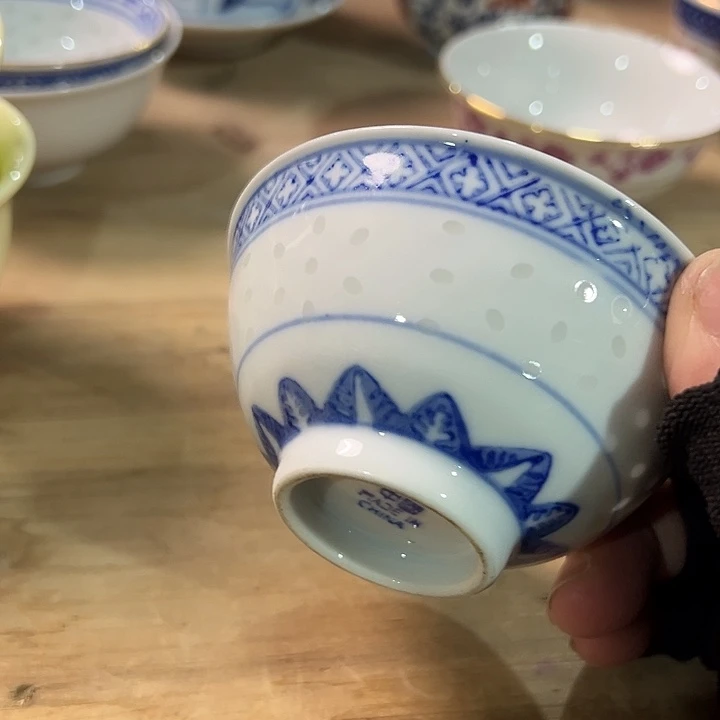 景德镇陶瓷研究所研究人员研究