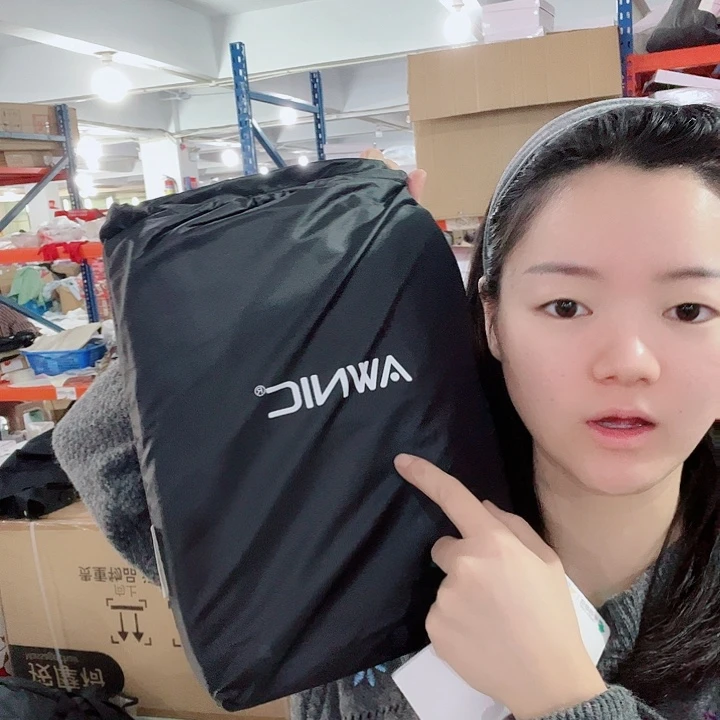 黑色罩子。  89啦啦啦