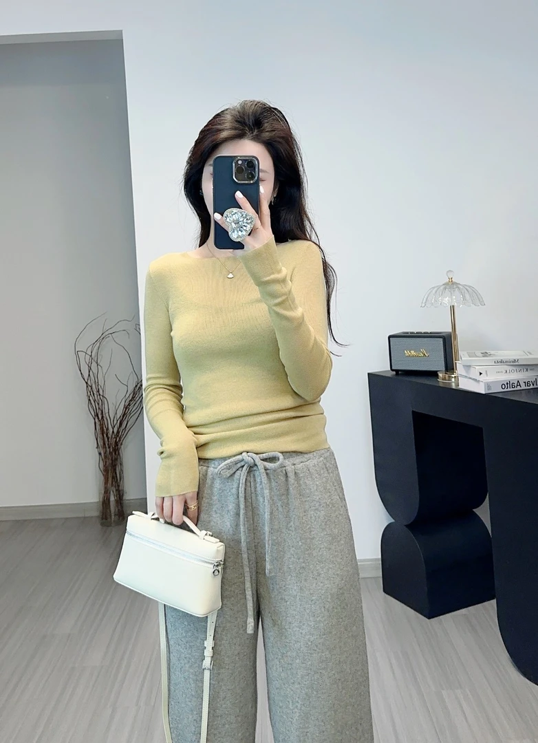 《YI YI 》2024年秋冬新款薄款软糯圆领针织修身上修甜美显瘦打底衫