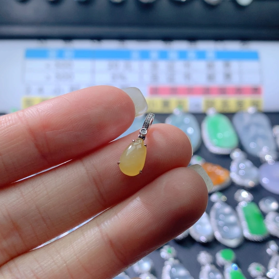 18K金镶嵌戒指翡翠伴钻