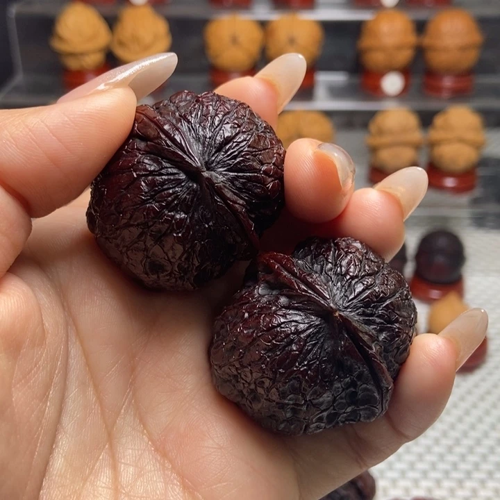文玩核桃把件16金丝绣球
