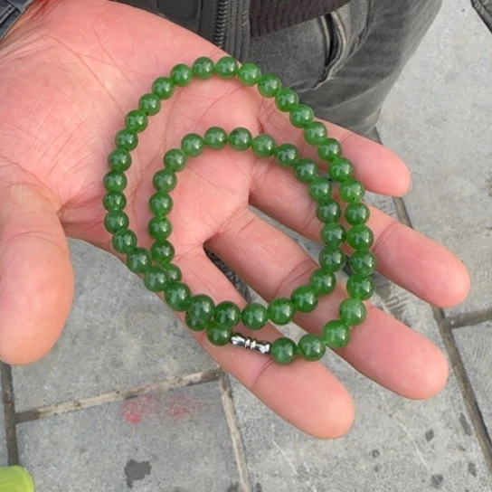 和田玉颈饰未镶嵌卡8冰辣阳绿，多样性发一，微红皮老料