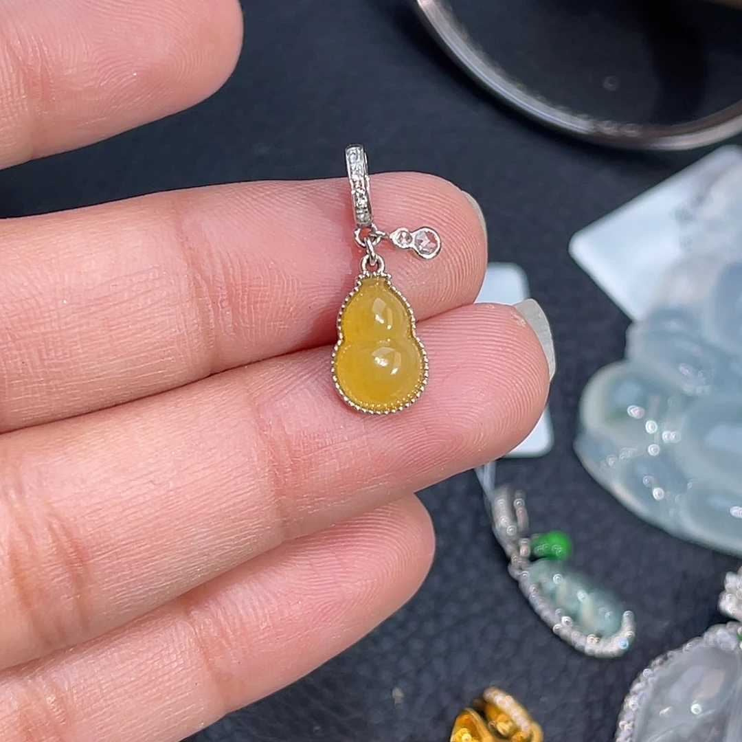 翡翠18K金镶嵌颈饰葫芦