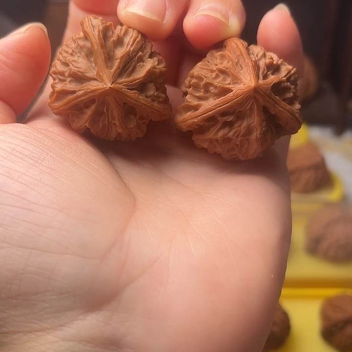 把件文玩核桃天然三棱一对