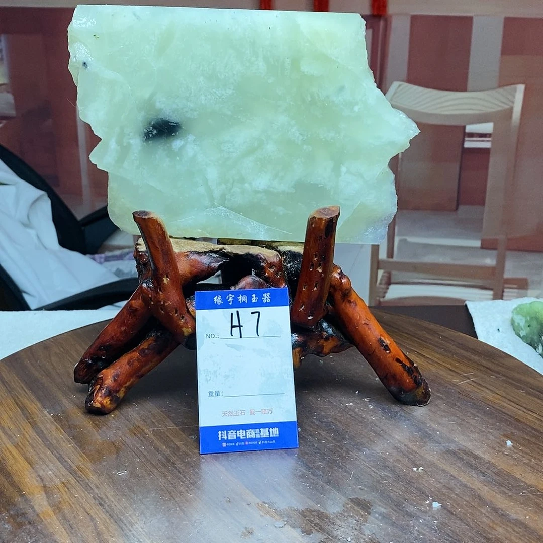 蛇纹石玉原石未镶嵌佛**?
