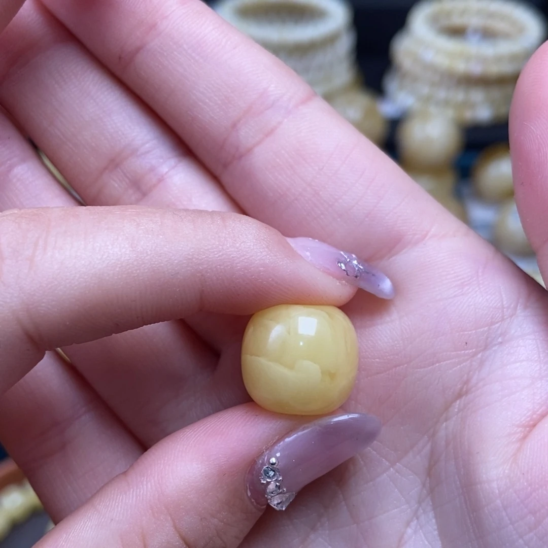 李***生蜜蜡未镶嵌珠宝奇石