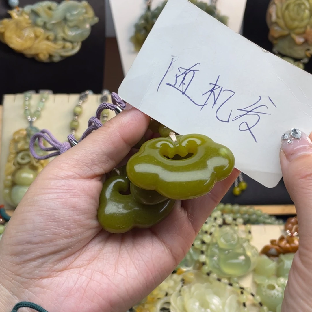 蛇纹石玉颈饰未镶嵌