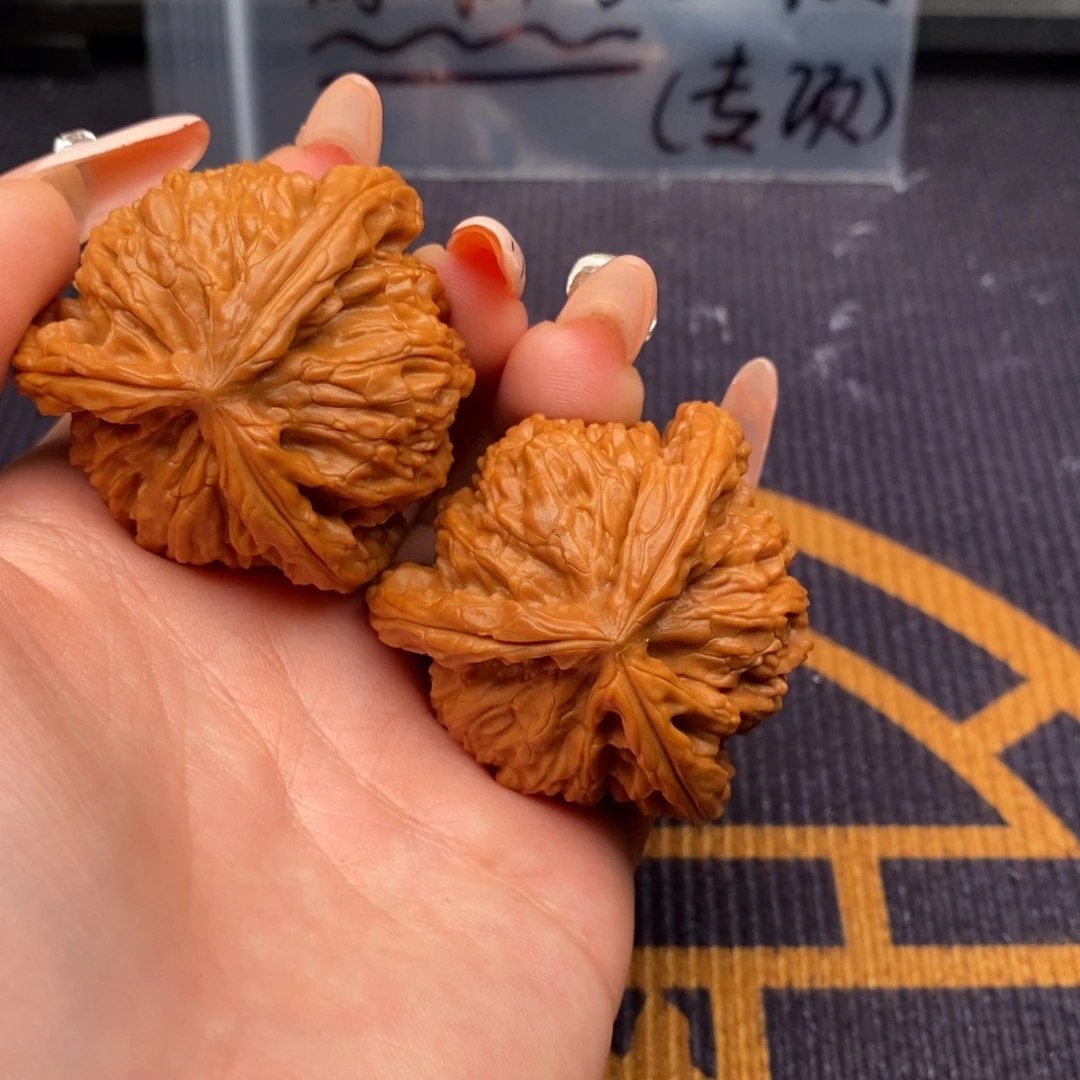 柴***伟文玩核桃吊坠白狮子