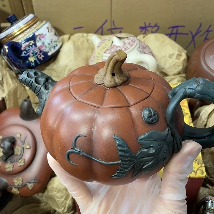 茶壶紫砂原矿泥料，手工制作的一把紫砂壶