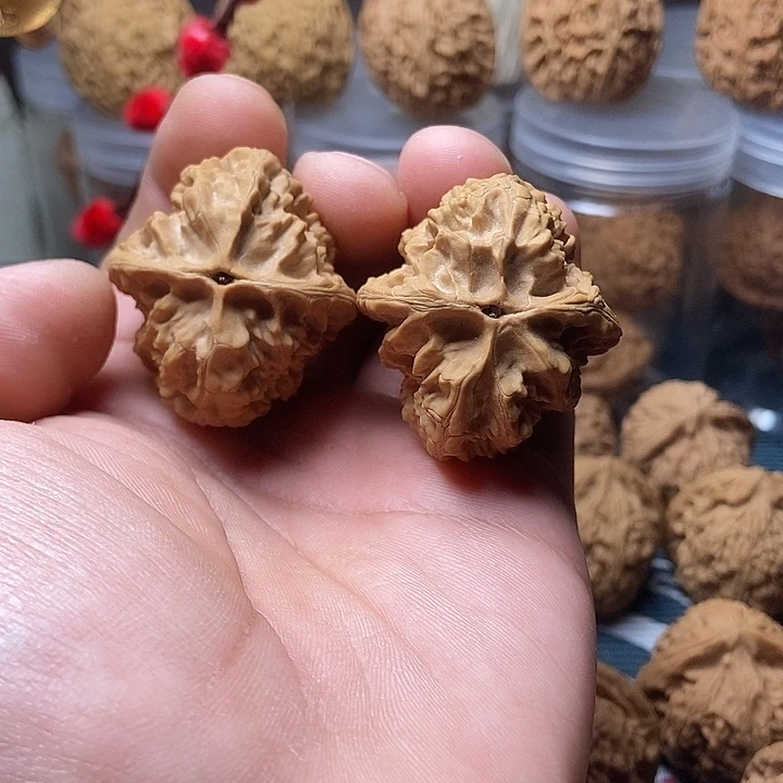 文玩核桃吊坠十三陵鸡心