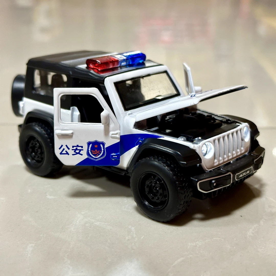 小比例1:32合金牧马人警车四开门声光回力玩具