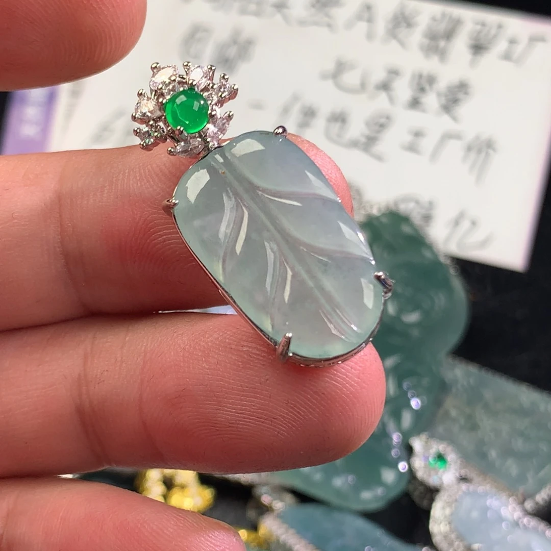 翡翠未镶嵌颈饰叶子