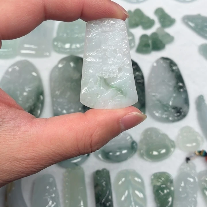 翡翠未镶嵌颈饰山水牌