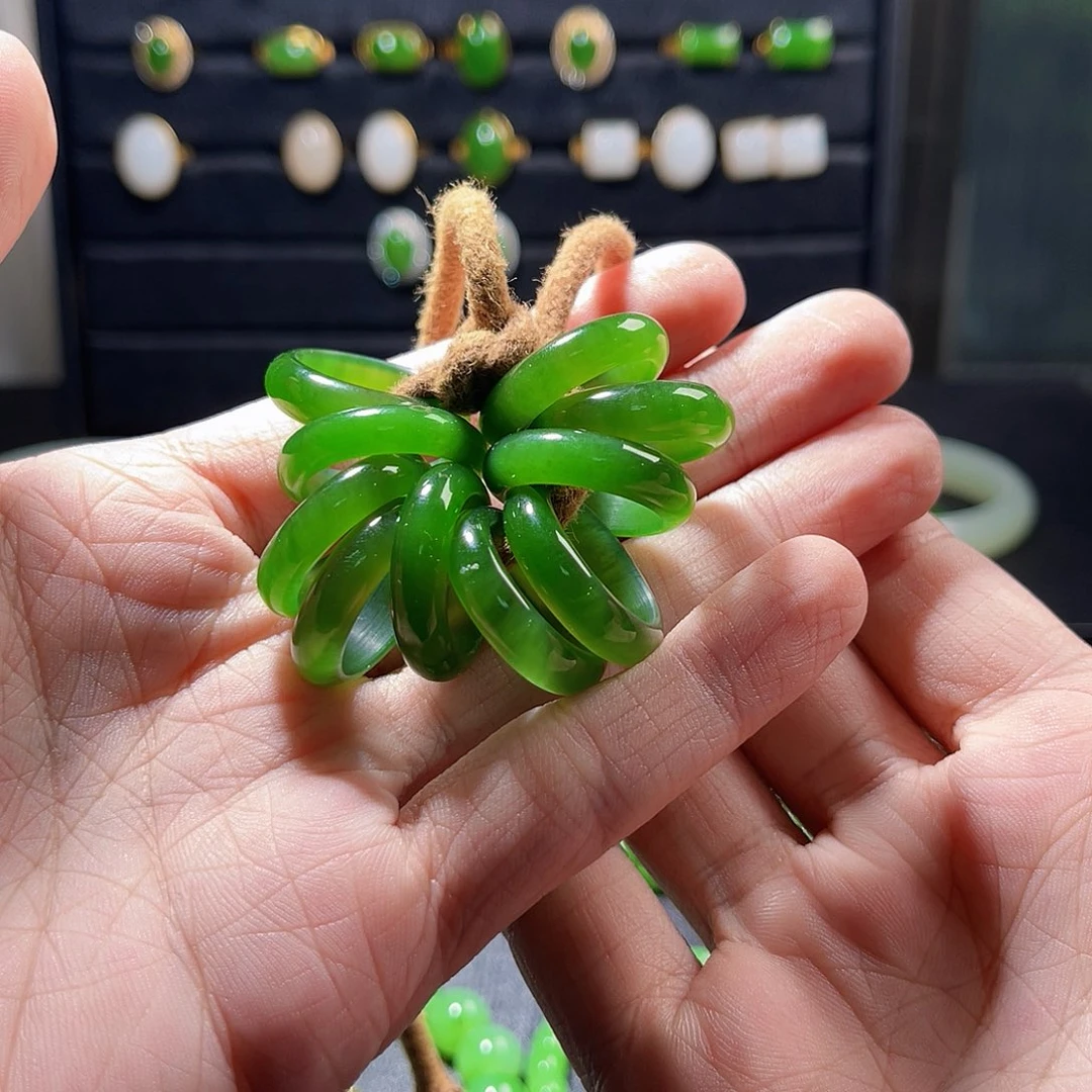 和田玉未镶嵌颈饰满阳绿绿戒圈（多样性发其一）