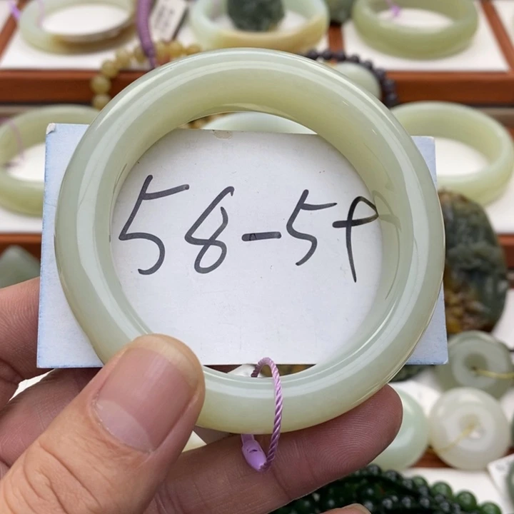 和田玉未镶嵌手镯