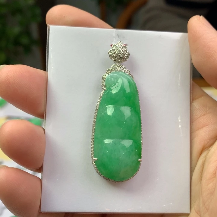 翡翠18K金镶嵌颈饰翡翠吊坠