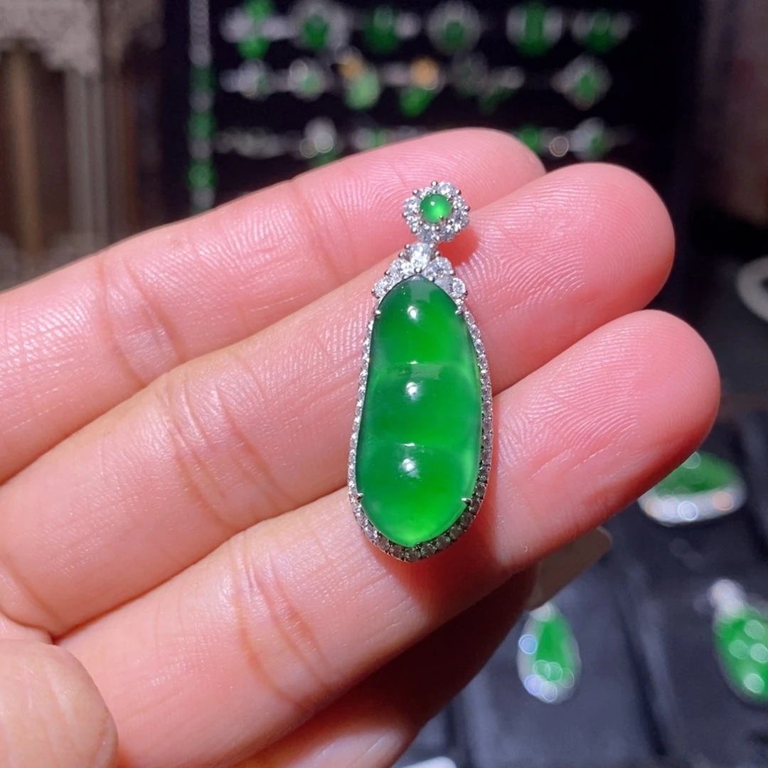 颈饰18K金镶嵌翡翠福豆吊坠