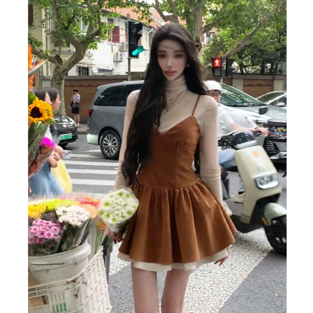 2025秋季新款女复古设计感高领长袖打底衫收腰显瘦丝绒吊带连衣裙