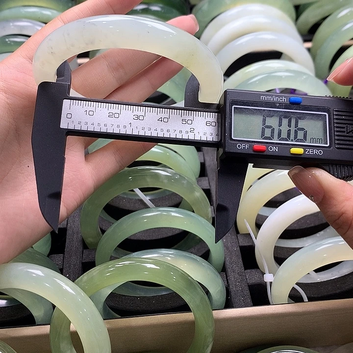 蛇纹石玉未镶嵌手镯128