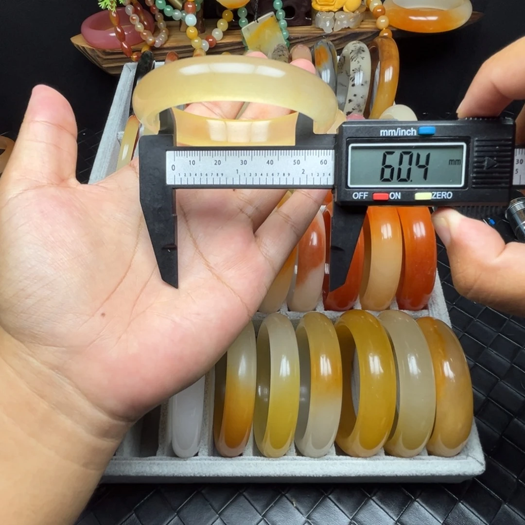 未镶嵌石英质玉（黄龙玉）手镯