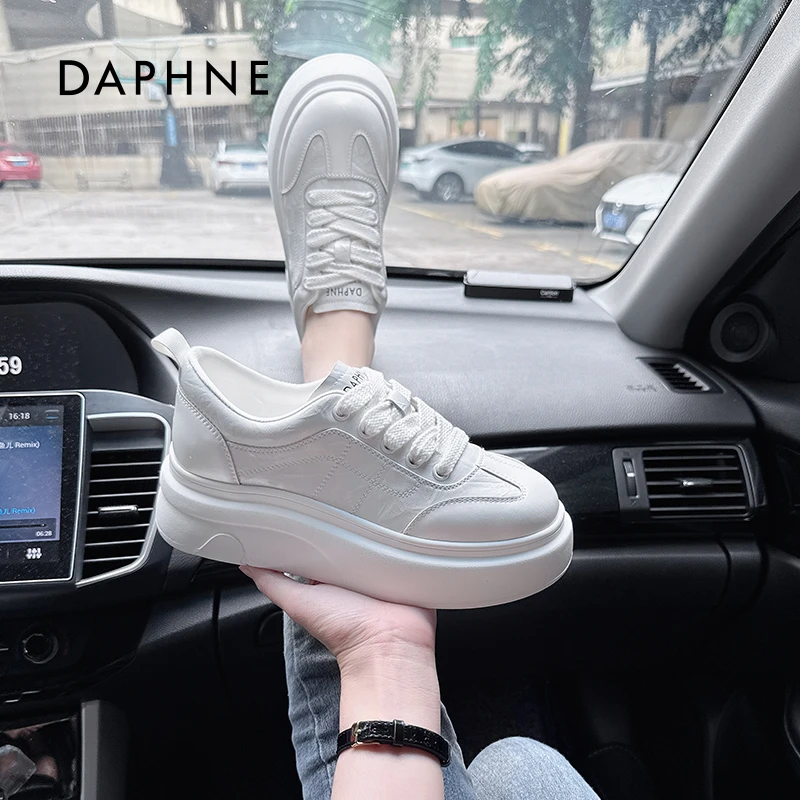 达芙妮系带休闲鞋女2025冬季新款加绒松糕底增高百搭圆头小白鞋