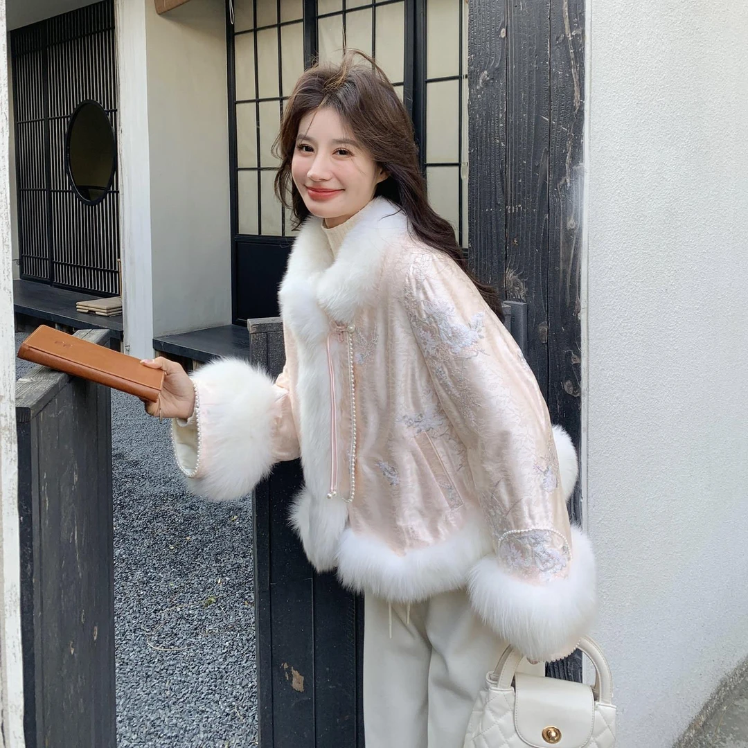 新中式浅粉色精美刺绣羽绒服女2025冬季轻奢狐狸毛拼接白鸭绒外套