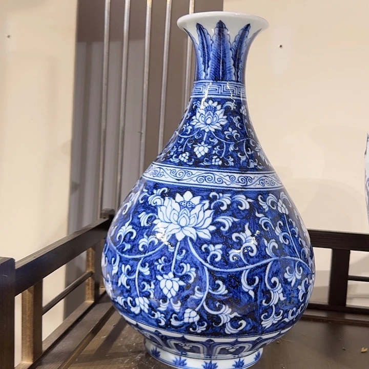 摆件宇泽堂蓝底缠枝莲玉壶春瓶