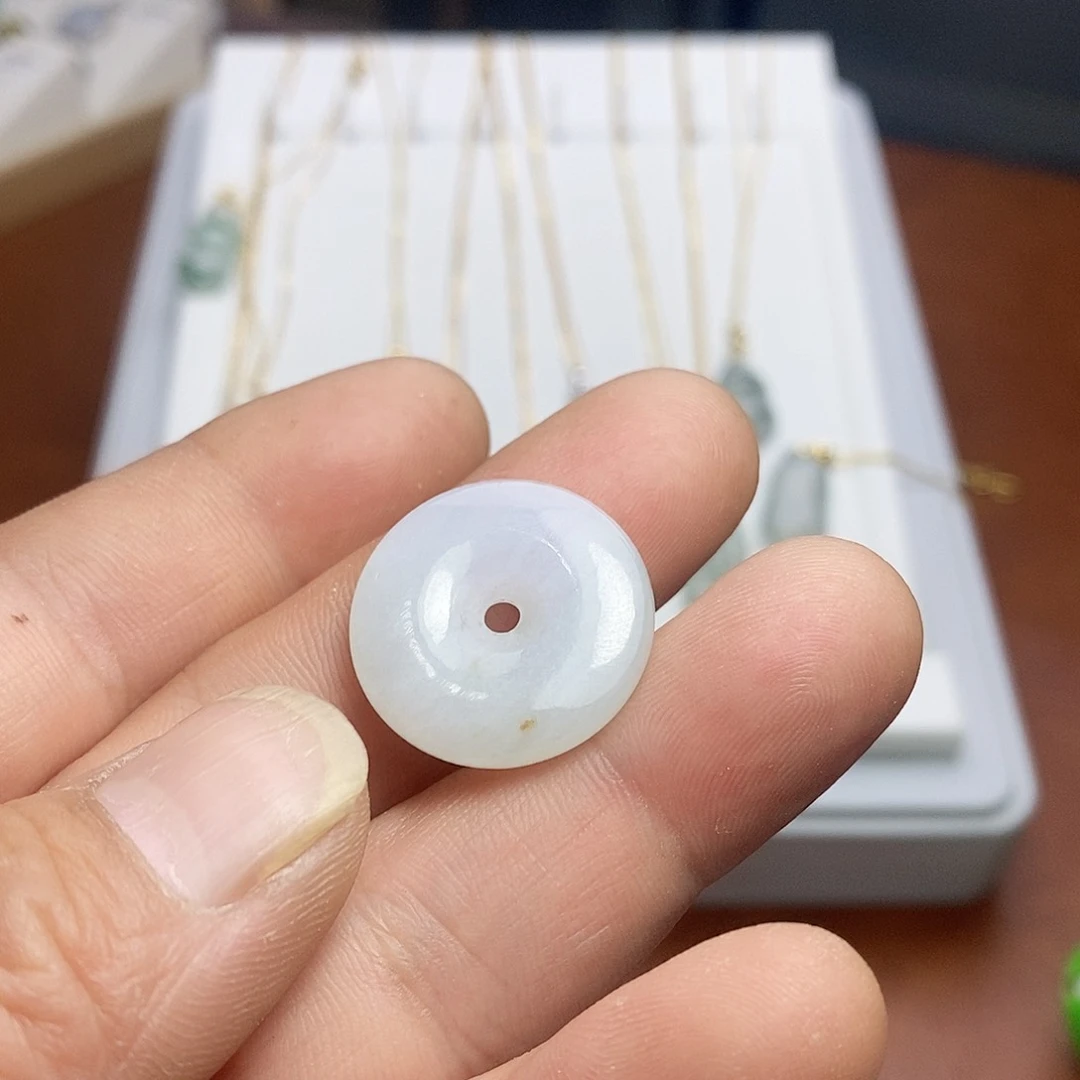 翡翠未镶嵌颈饰平安扣
