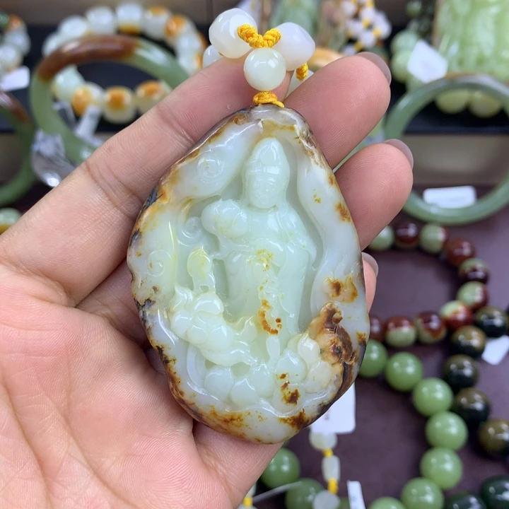 透闪石质玉未镶嵌颈饰