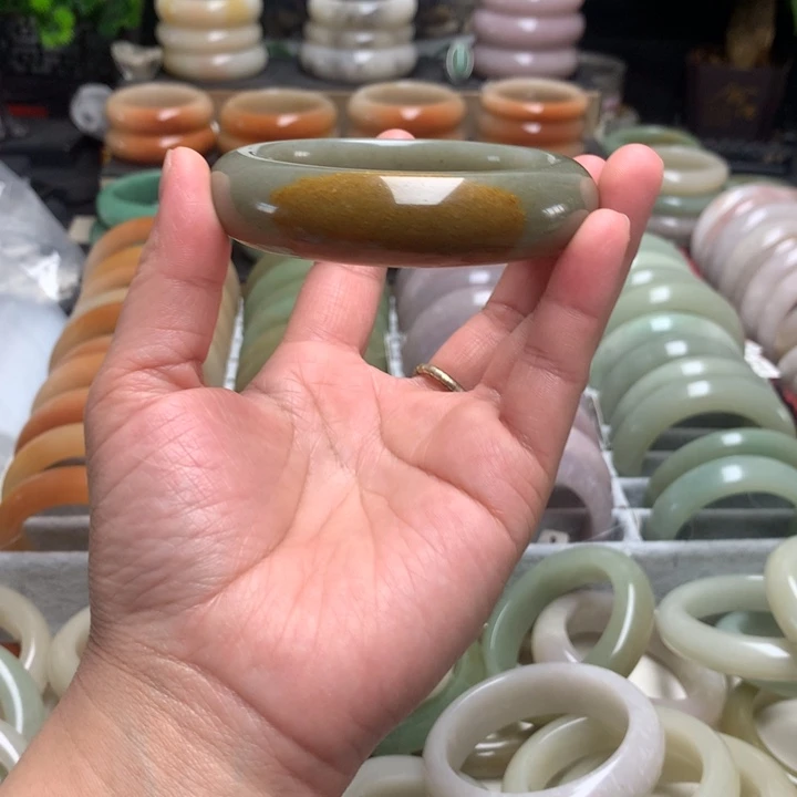 石英质玉（佘太翠）未镶嵌手镯60.3