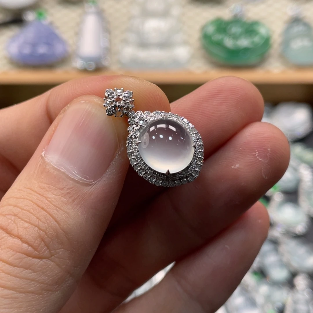 翡翠18K金镶嵌颈饰蛋面吊坠