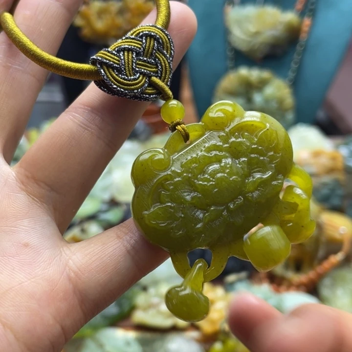 蛇纹石玉未镶嵌颈饰