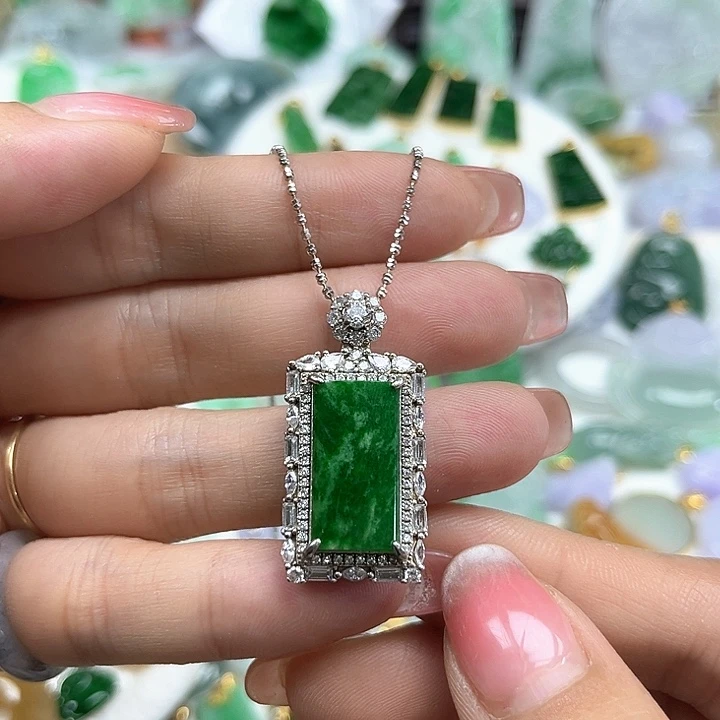 翡翠未镶嵌颈饰无事牌