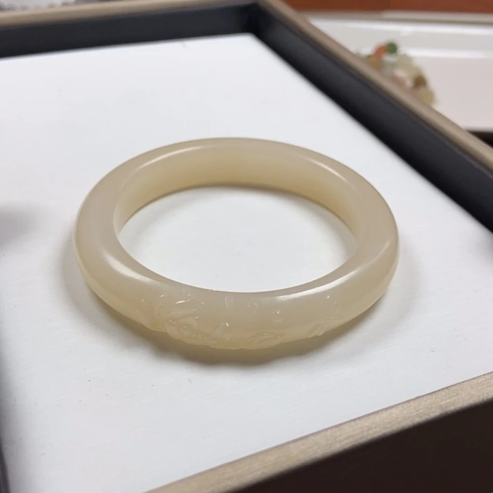 和田玉未镶嵌颈饰沙*?