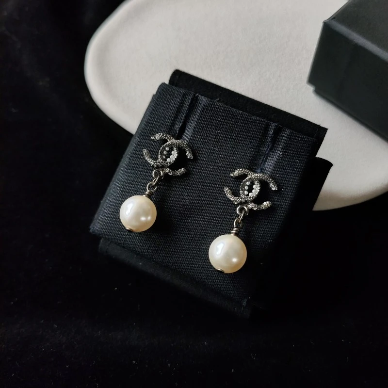 95新 Chanel/香奈儿 Azul-15K枪灰色双C珍珠吊坠耳钉50596