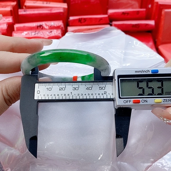 翡翠手镯未镶嵌251。  