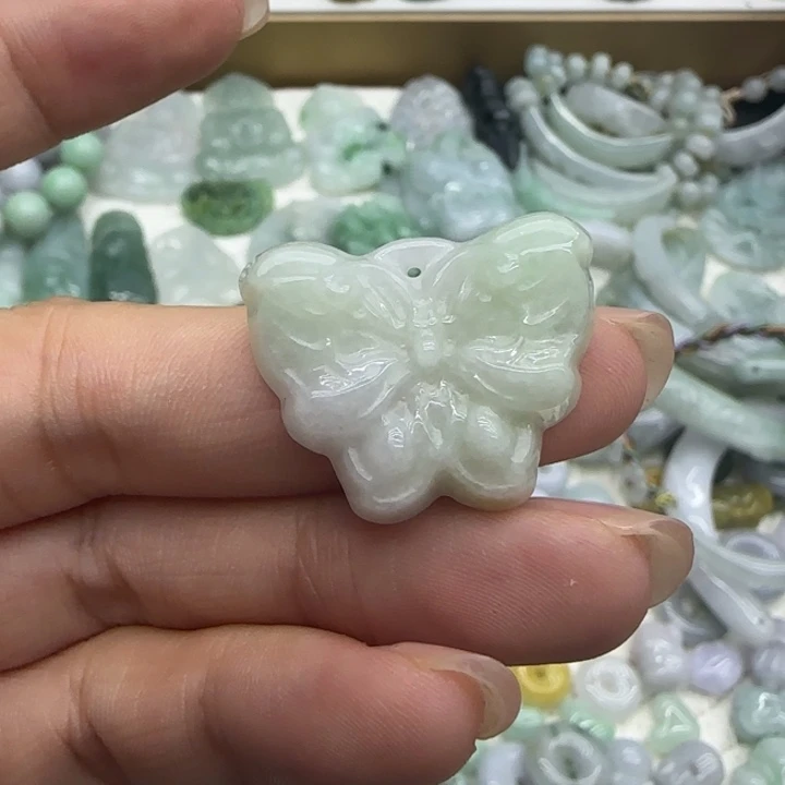 翡翠未镶嵌颈饰蝴蝶