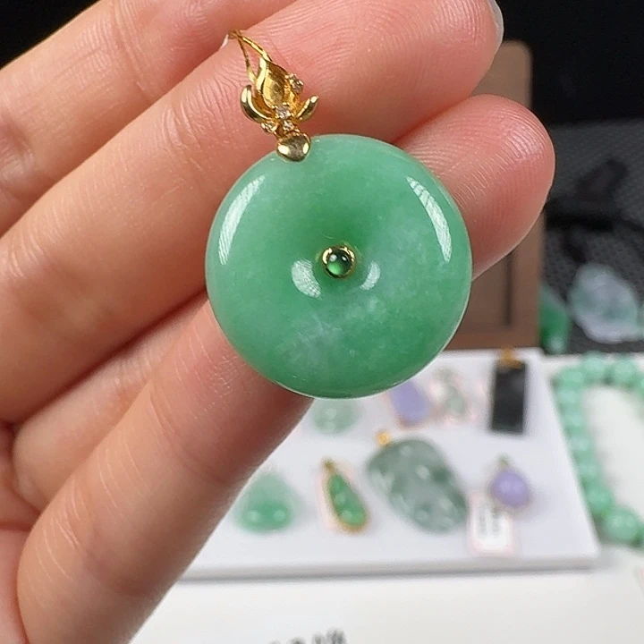 翡翠18K金镶嵌颈饰