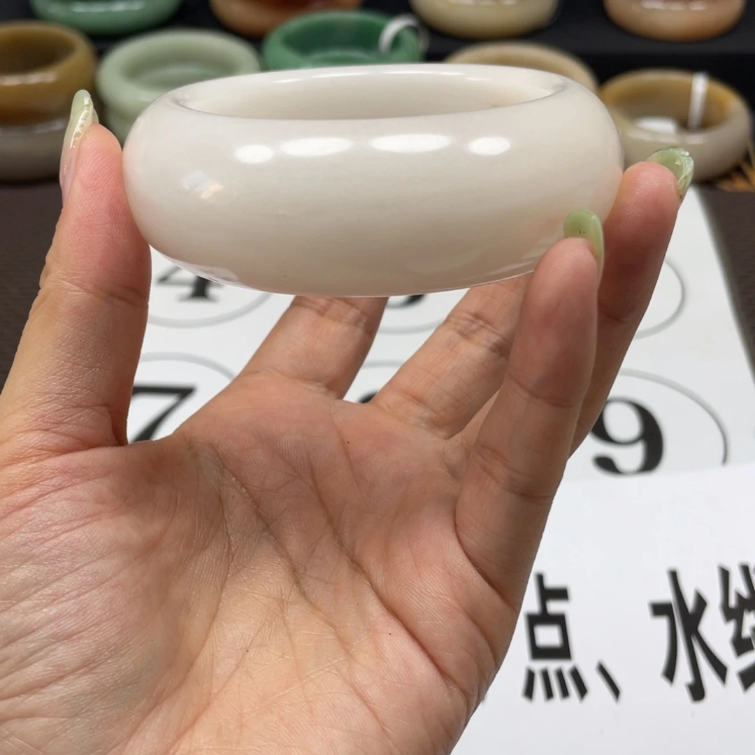 未镶嵌手镯石英质玉