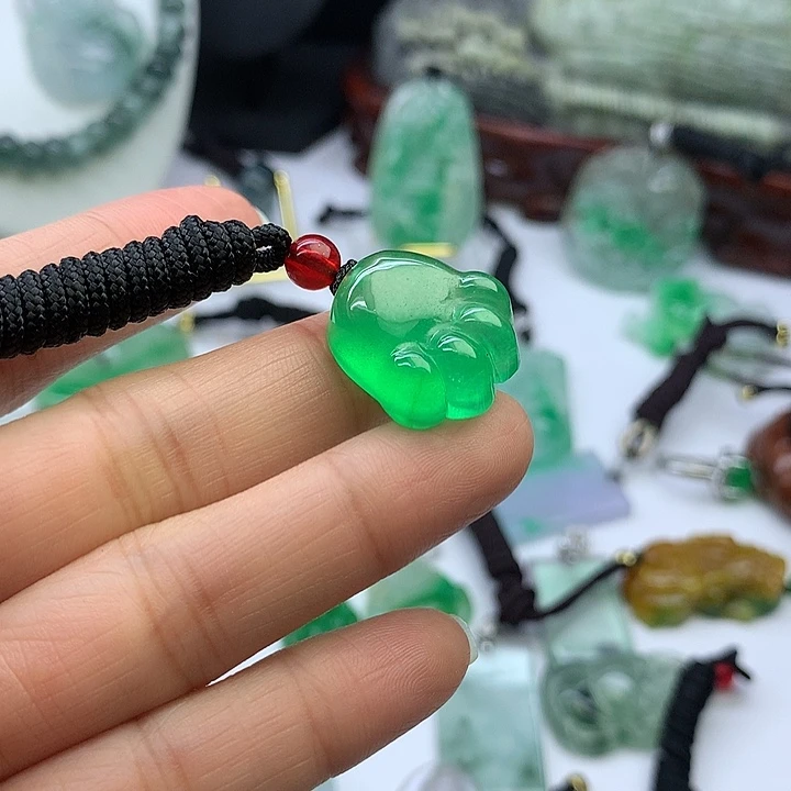 翡翠未镶嵌吊坠(赠链)