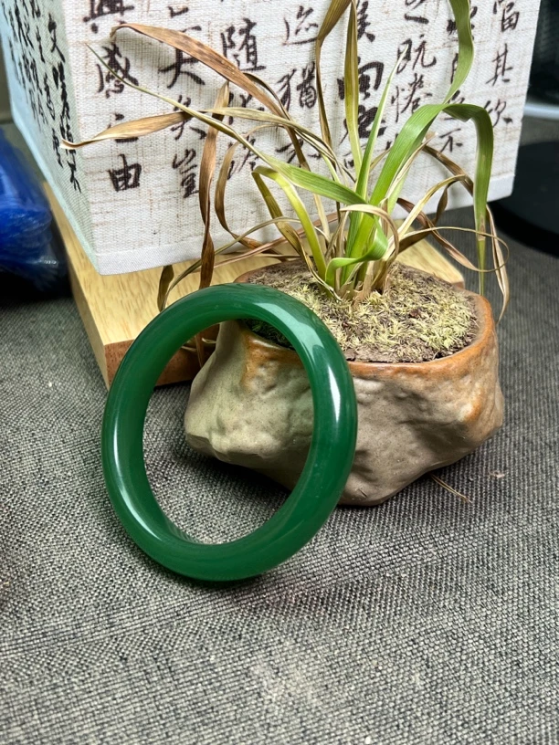 天然玉石正圈满绿手镯百搭腕间精品配高档礼盒石英质玉