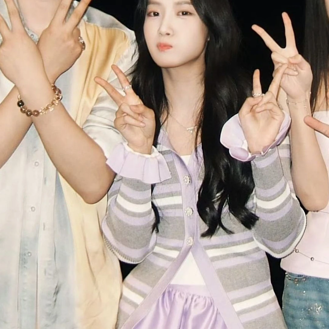 卢昱晓明星同款春秋新款女式毛衣时尚经典长袖上衣外套针织衫女