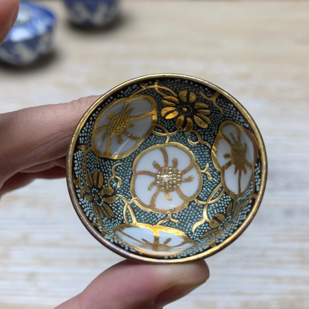 瓷片密密麻麻地排列着一个大