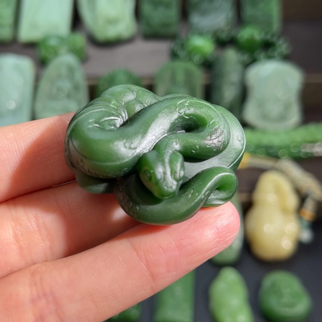 和田玉颈饰未镶嵌菠菜绿红皮蛇定制