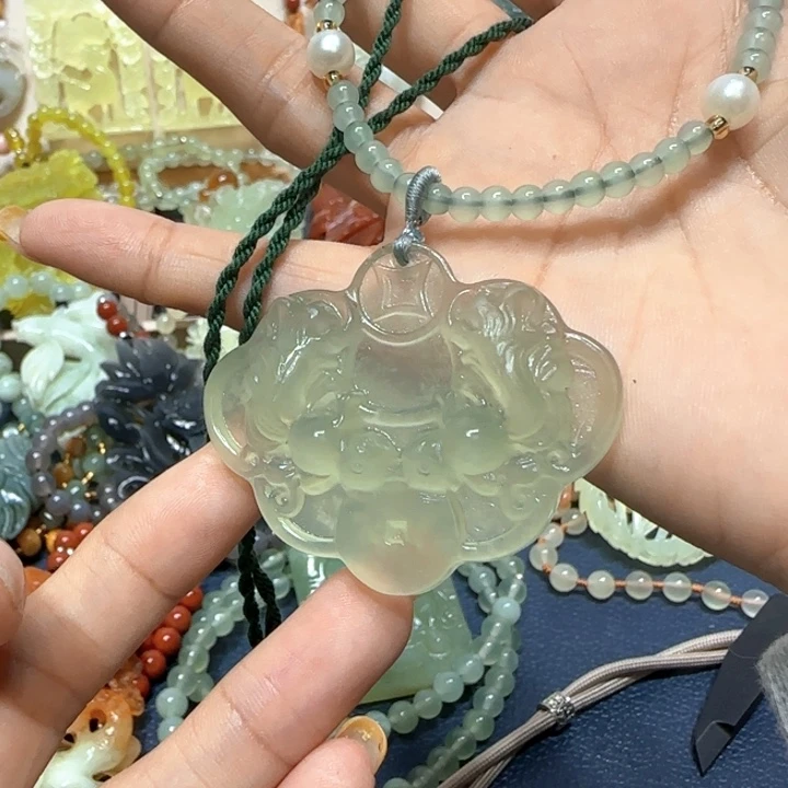 未镶嵌蛇纹石玉吊坠