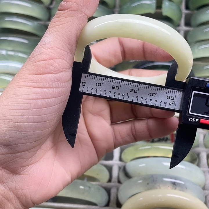 蛇纹石玉未镶嵌手镯239