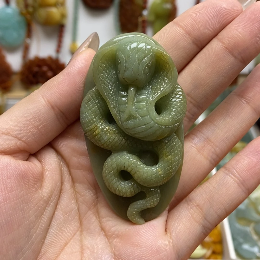 蛇纹石玉未镶嵌颈饰