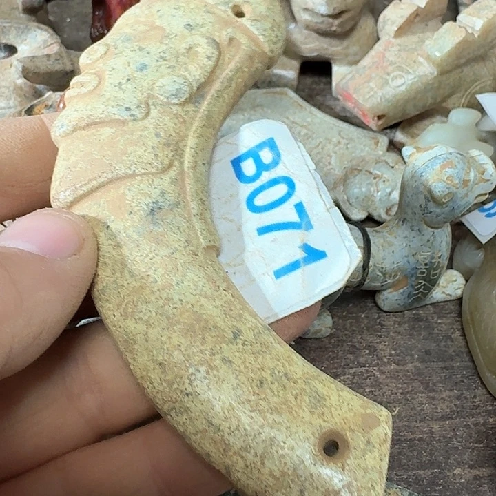 蛇纹石玉颈饰未镶嵌