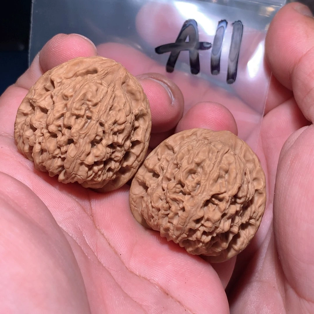 文玩核桃吊坠1***空南疆石 a11